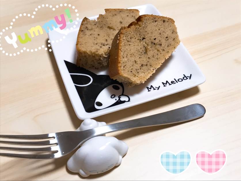 皿の上のケーキとフォーク  自動的に生成された説明